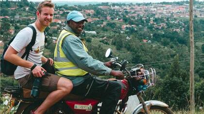Richard se aburrió de su vida como oficinista y se fue a viajar por el mundo con una cámara en mano
