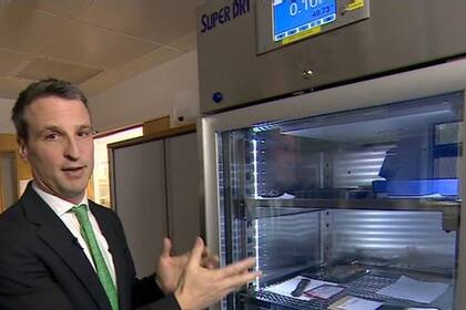 Richard Westcott, de la BBC, muestra el proceso para quitarles humedad