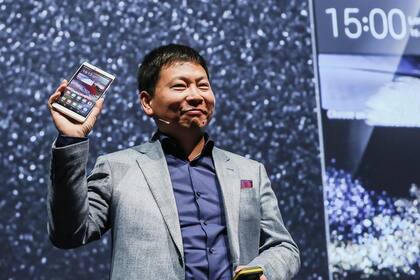 Richard Yu, CEO de Huawei, mostrando el P8 Max durante la presentación