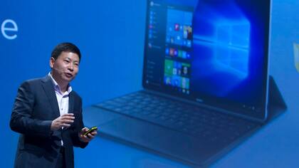 Richard Yu, CEO de Huawei, presentó la MateBook, una PC híbrida de 12 pulgadas