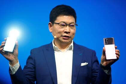 Richard Yu, CEO de la división móvil de Huawei, junto al rediseñado P30 Pro
