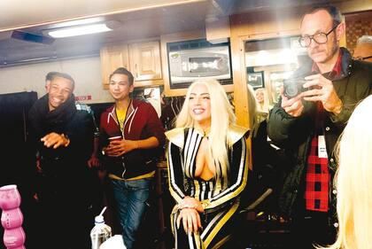 RICHARDSON, AFUERA. Terry Richardson (en la foto con Lady Gaga) tenía una larga historia de denuncias, pero recién ahora las revistas se distanciaron de él en forma masiva y le suspendieron producciones ya encargadas para este año
