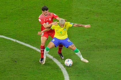 Richarlison controla la pelota durante el partido entre Brasil y Suiza