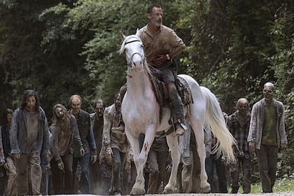 Rick Grimes muere y la serie da un salto en el tiempo para focalizarse en el destino de su pequeña hija