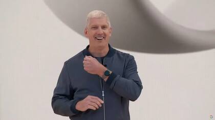 Rick Osterloh muestra el nuevo Google Pixel Watch
