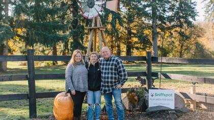 Rick Powell decidió convirtió dos hectáreas de terreno en un parque privado para perros y cobra por su uso