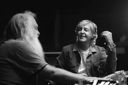 Rick Rubin y Paul McCartney en la miniserie documental McCartney 3, 2, 1