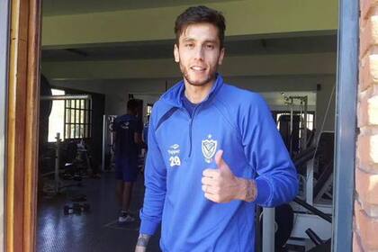 Ricky Álvarez, con el buzo de Vélez