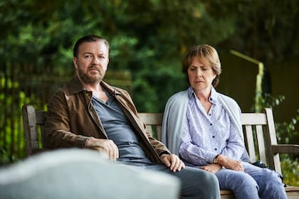 Ricky Gervais y Penelope Wilton en After Life
