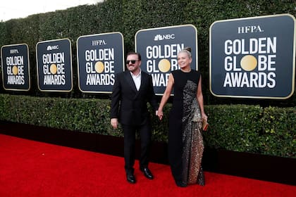 Ricky Gervais regresó como anfitrión de los Globo de Oro; en la foto, junto a su pareja, Jane Fallon