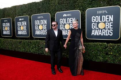Ricky Gervais regresó como anfitrión de los Globo de Oro; en la foto, junto a su pareja, Jane Fallon