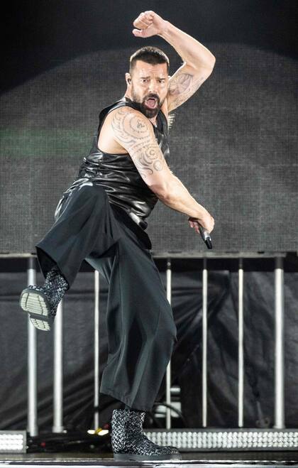 Ricky Martin brilló durante su actuación en el escenario del Desfile del Orgullo Gay en Los Ángeles. La estrella puertorriqueña fue el primer artista latino abiertamente gay en ocupar el lugar central en el popular evento