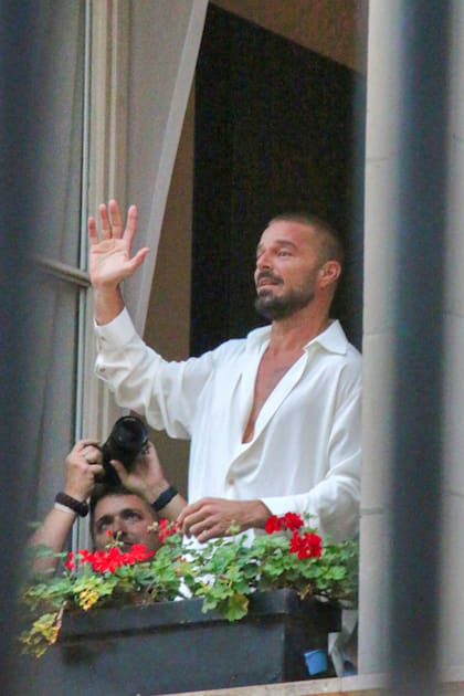 Ricky Martin cumplió su promesa y se asomó a la ventana del Palacio Duhau para saludar a sus fans