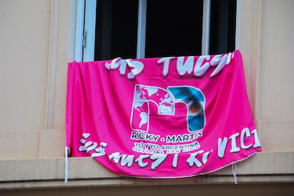 Ricky Martin en Buenos Aires: banderas colgadas de las ventanas del hotel fueron utilizadas para recibir al astro