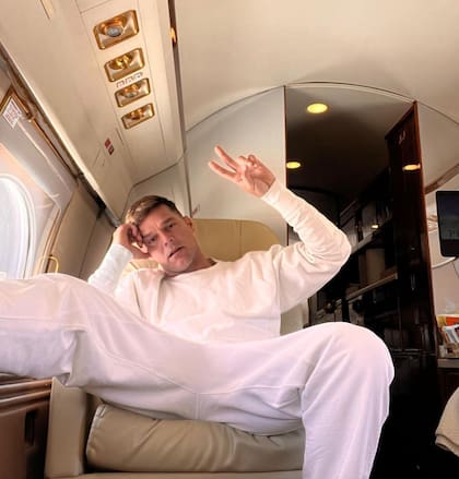 Ricky Martin en su avión privado