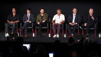 Ricky Martin junto a parte del elenco y el productor de la serie