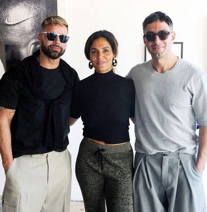 Ricky Martin, Jwan Yosef y la curadora de la exhibición, Zoe Lukow