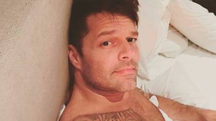 Ricky Martin se muestra desnudo en el video presentación de su nuevo espectáculo.