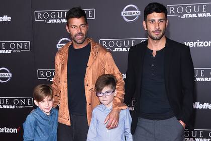 Ricky Martin y su esposo presentaron a sus hijos mayores en algunas alfombras de eventos importantes, así como en redes sociales y revistas