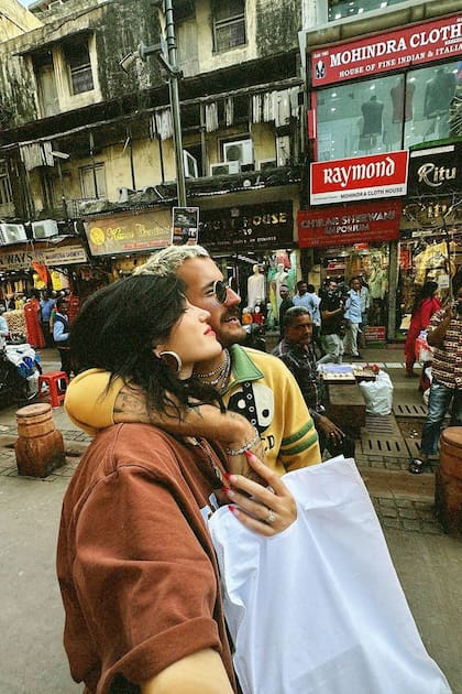 Ricky Montanear y Stefi Roitman recorriendo los mercados de Nueva Delhi.