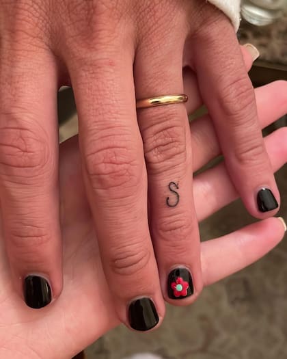 Ricky Montaner se tatuó la inicial de su esposa