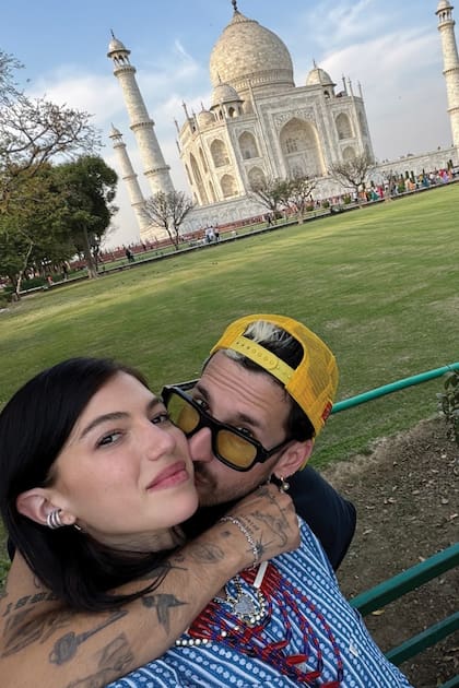 Ricky Montaner y Stefi Roitman, enamorados frente al Taj Mahal.