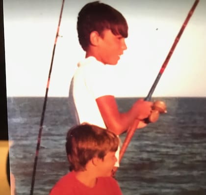 Ricky pescando en Pinamar.