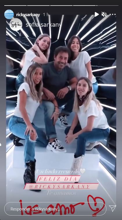 Ricky Sarkany celebró el Día del Padre con una foto junto a sus cuatro hijas que había subido Sofía a sus redes sociales