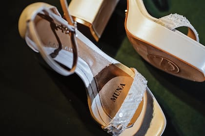 Ricky Sarkany creó especialmente los tres pares de zapatos que acompañaron cada uno de los looks de la cumpleañera, todos con su nombre grabado. 