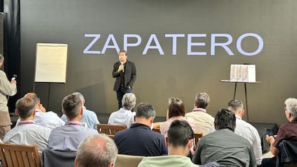 Ricky Sarkany, empresario, también habló frente a productores y distribuidores de la marca, a quienes dio testimonio de su trayecto y vida