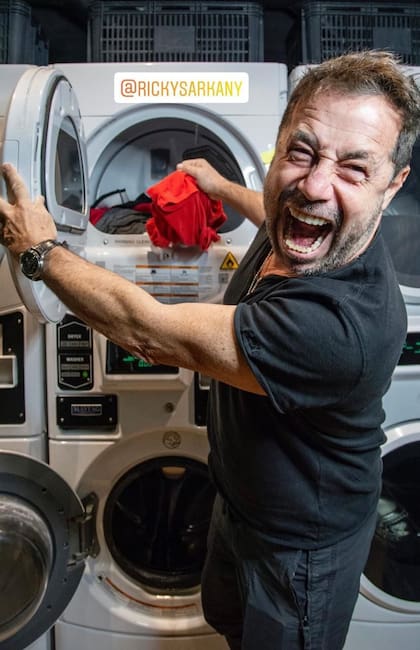 Ricky Sarkany en un posteo propio con las máquinas lavadoras