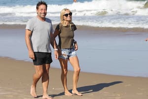 Ricky Sarkany paseó junto a su esposa Graciela Papini por las playas de Punta del Este en el primer verano sin su hija Sofía