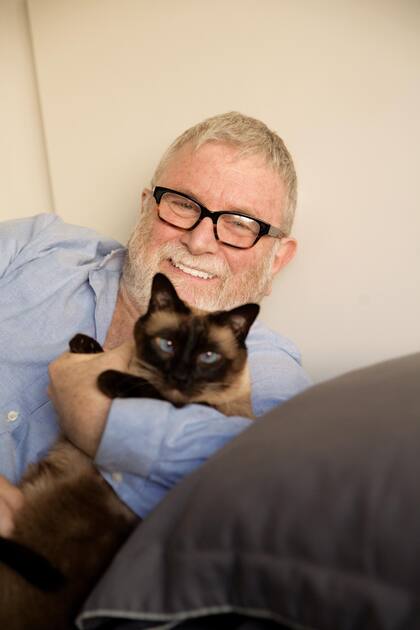 Ricky tiene dos gatos, a los que bautizó con nombres de personajes emblemáticos interpretados por Julio Chávez: Renzo (en la foto) y Lotte.
