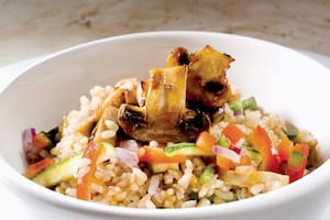 Rico en fibra insoluble, vitaminas del complejo B y con un índice glucémico más bajo que el arroz blanco