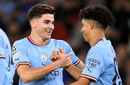 Rico Lewis junto a Julián Álvarez; el defensor de Manchester City es una de las grandes ausencias