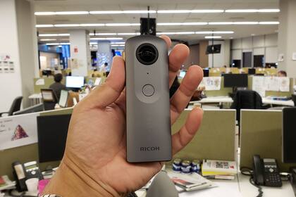 Ricoh mantuvo el diseño compacto de la cámara Theta V, vigente desde el primer modelo conocido como m15