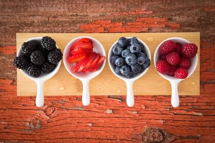 Ricos en vitamina C y antioxidantes, los frutos rojos evitan la fatiga y aportan energía