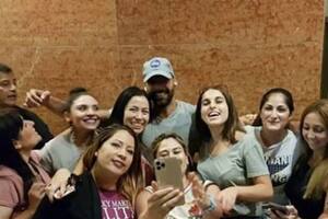 Furor por Ricky Martin: besos y selfies en su llegada a Córdoba