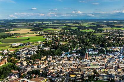 Ried im Innkreis es la localidad-capital del distrito de Ried im Innkreis, en el estado de Alta Austria, Austria. Su población estimada es de 11 903 habitantes.