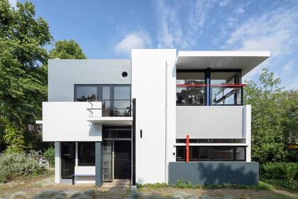 Fachada. Basada en los principios del movimiento artístico De Stijl, parece una versión tridimensional de una pintura de Piet Mondrian