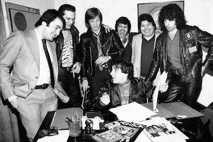 Riff en la firma de su primer contrato discográfico, con el sello Tonodisc