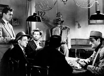 Rififí fue la primera película de Jules Dassin en el exilio europeo, luego de irse de Estados Unidos por las persecuciones del senador Joseph McCarthy en los años 50.