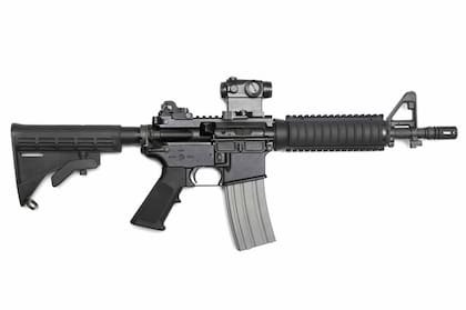 El rifle semiautomático AR-15 es calibre .223 y pesa 4.56 kilogramos