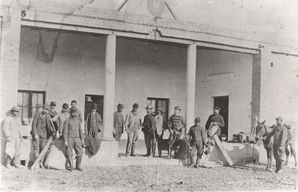 Rifleros en la Casa de Gobernación de Chubut. 1885
