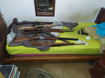 Rifles y pistolas secuestrados a dos sujetos que planeaban un ataque antisemita durante el shabat en Tucumán