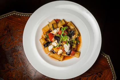 Rigatoni alla Norma, un plato siciliano que se prepara con berenjenas, parmesano, tomate, ricota y albahaca.