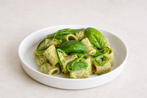 Rigatoni con pesto de menta y palta