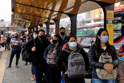 7.55 hs. largas colas para tomar un colectivo en Constitución