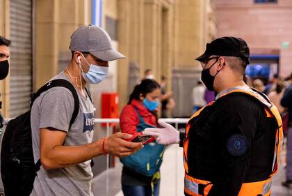 Rigen las nuevas restricciones en el AMBA. Estación de trenes de Constitución