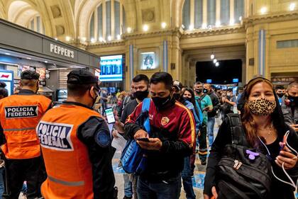 Rigen las nuevas restricciones en el AMBA. Estación de trenes de Constitución